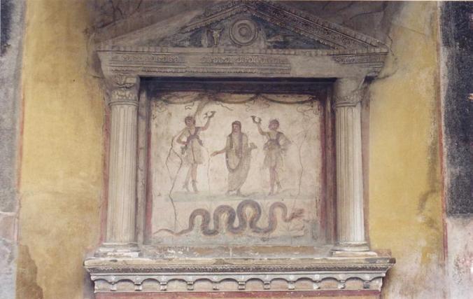 Larário na casa dos Vetti, Pompeia.  É uma das expressões materiais mais conhecidas do culto doméstico romano.